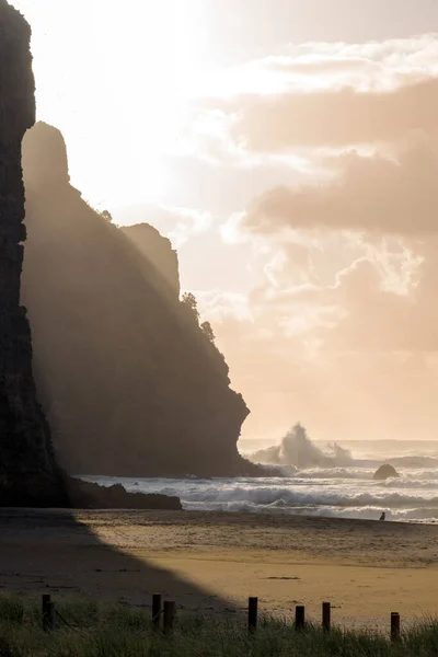 Kvällsutsikt Över Vågor Kraschar Piha Beach Vik Med Camel Rock — Stockfoto