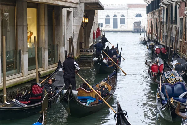 Venedig Italien Oktober 2021 Eine Reihe Von Gondeln Mit Touristen — Stockfoto