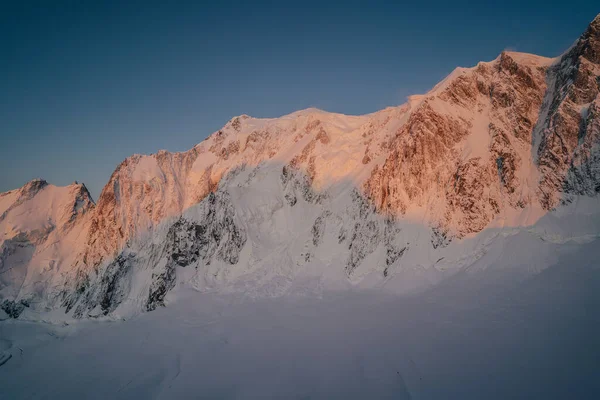 Duża Ściana Alpejska Śniegiem Lodem Seracami Szczelinami Góra Peuterey Wschód — Zdjęcie stockowe