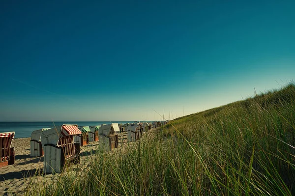 Пляжный Шезлонг Берегу Балтийского Моря Красивым Солнцем — стоковое фото