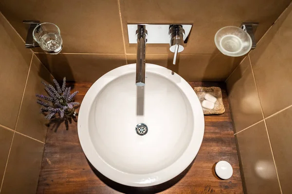 Uma Vista Superior Uma Pia Moderna Redonda Banheiro Com Telhas — Fotografia de Stock