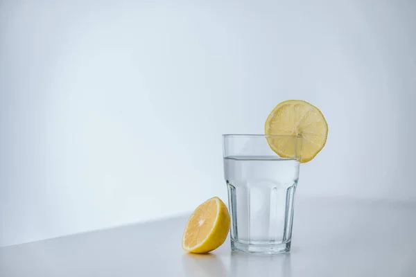 一杯水 放有切碎的柠檬 可以享受新鲜健康的生活 背景为白色 — 图库照片