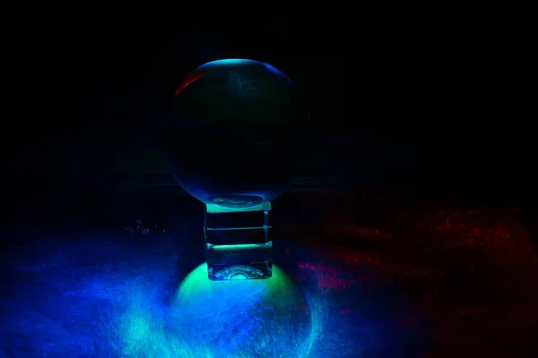 Koyu Arkaplanda Mavi Işıkları Olan Parıldayan Bir Kristal Kürenin Yakın — Stok fotoğraf