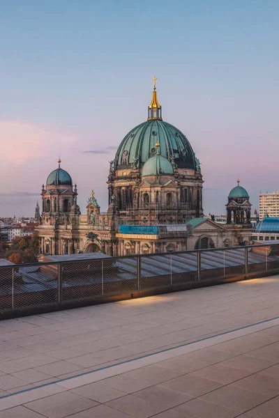 日没時にドイツのベルリン大聖堂の垂直ショット — ストック写真