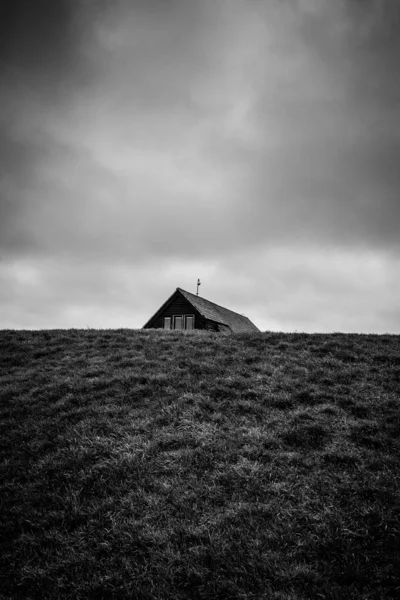 Una Foto Scala Grigi Una Casa Nel Campo — Foto Stock