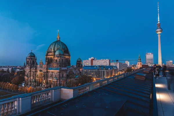 青い空の下 ドイツのベルリンの道路の横にあるベルリン大聖堂の景色 — ストック写真