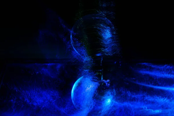 Крупним Планом Блискуча Кристалічна Куля Блакитними Вогнями Темному Фоні — стокове фото