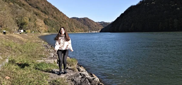 Uma Jovem Caucasiana Junto Rio Danúbio Perto Cidade Grein Alta — Fotografia de Stock