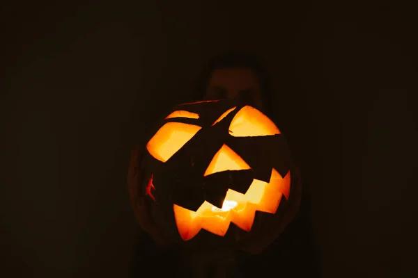 Una Calabaza Halloween Aterradora Oscuridad Una Vela Encendida Dentro Ella — Foto de Stock