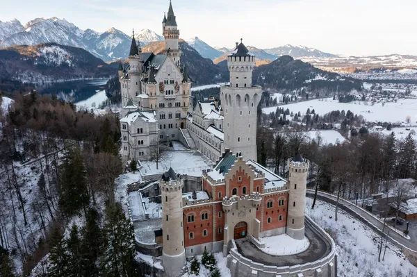 Een Schilderachtige Opname Van Kasteel Neuschwanstein Duitsland Omgeven Door Besneeuwde — Stockfoto