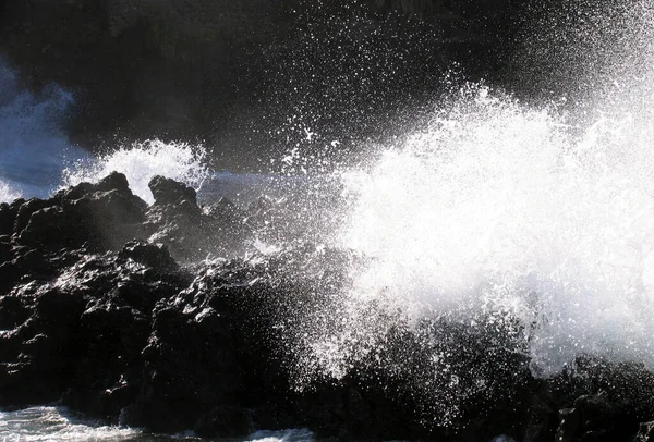 Сплеск Хвиль Ють Скелях Пляжі — стокове фото