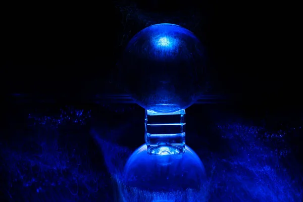 Een Close Shot Van Een Gloeiende Kristallen Bol Met Blauwe — Stockfoto