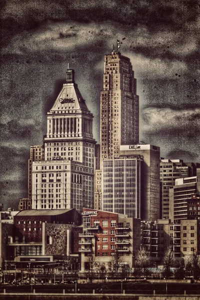 在多云的天空下城市中摩天大楼的垂直截图 — 图库照片