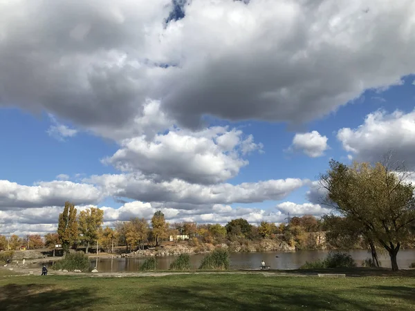 Кучевые Облака Над Прудом Парка — стоковое фото