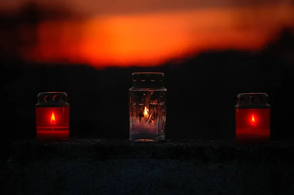 Τρία Αναμμένα Κεριά Φωτισμένο Κόκκινο Φόντο Για Τον Εορτασμό Της — Φωτογραφία Αρχείου