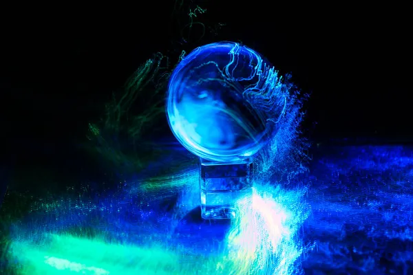 Primer Plano Una Bola Cristal Brillante Con Luces Azules Sobre — Foto de Stock