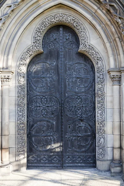 圣吉尔斯大教堂金属门的垂直面 — 图库照片