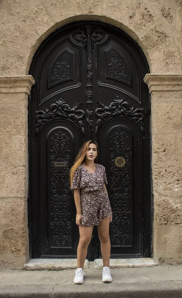 Plano Vertical Retrato Una Joven Mujer Caucásica Habana Vieja Cuba — Foto de Stock