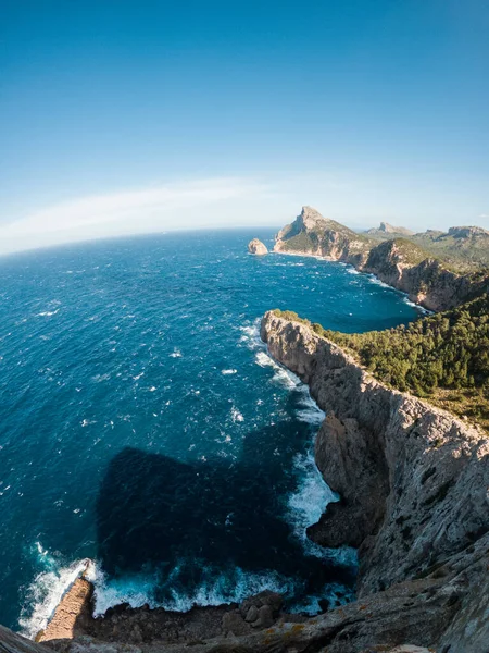 Una Hermosa Vista Del Mar Rocas Altas Día Soleado Mallorca —  Fotos de Stock