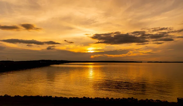 Uma Bela Vista Lago Com Reflexo Céu Por Sol — Fotografia de Stock