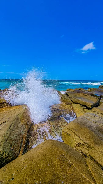 Tiro Vertical Uma Bela Praia Com Formações Rochosas Beira Mar — Fotografia de Stock