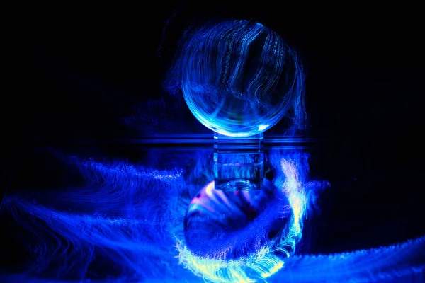 Een Close Shot Van Een Gloeiende Kristallen Bol Met Blauwe — Stockfoto