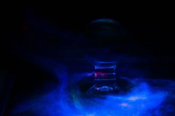 Detailní Záběr Zářící Křišťálové Koule Modrými Světly Tmavém Pozadí — Stock fotografie
