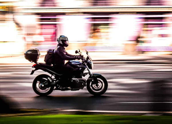 Мотоциклист Шлемом Рулем Велосипеда Гонке Выстрел Движении Красочном Фоне — стоковое фото