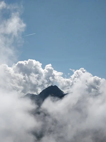Eine Schöne Szene Mit Bergen Den Weißen Wolken — Stockfoto