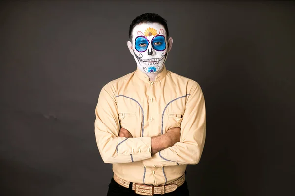Mladý Hispánec Oblečený Nalíčený Tradiční Svátek Mrtvých — Stock fotografie