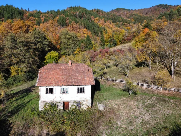 Een Schilderachtige Opname Van Een Landelijk Huis Omringd Door Bergwouden — Stockfoto