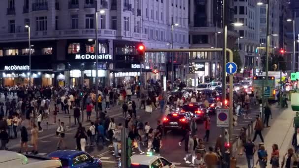 Filmati Persone Che Attraversano Strada Traffico Città Notte — Video Stock