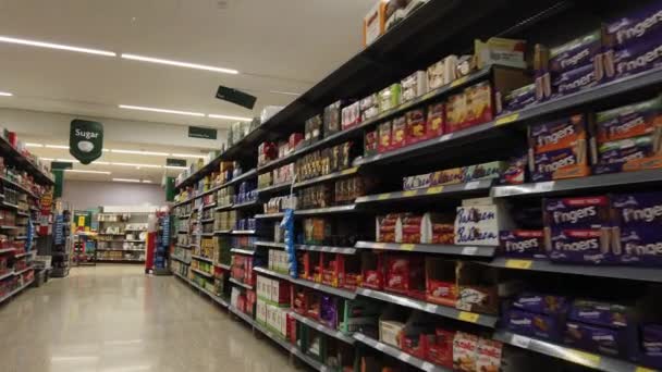 Caminhando Pelas Prateleiras Com Produtos Supermercado Moderno — Vídeo de Stock