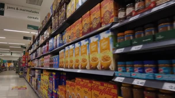 Paseando Por Los Estantes Con Productos Moderno Supermercado — Vídeos de Stock