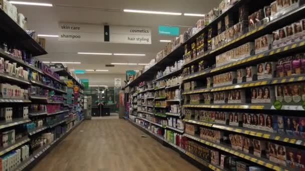 Passeggiando Tra Gli Scaffali Con Prodotti Del Moderno Supermercato — Video Stock
