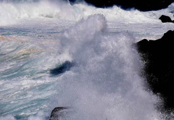 一波波浪花拍打海滩上的岩石 — 图库照片