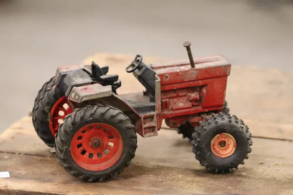 Tiro Close Velho Brinquedo Trator Vermelho Exibido Uma Venda Garagem — Fotografia de Stock