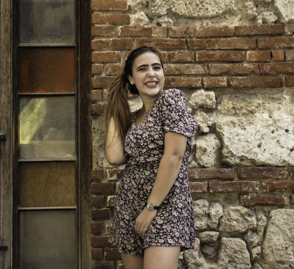 キューバ ハバナの若い笑顔の白人女性の肖像画 — ストック写真