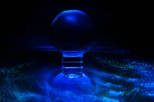 Primer Plano Una Bola Cristal Brillante Con Luces Azules Sobre — Foto de Stock