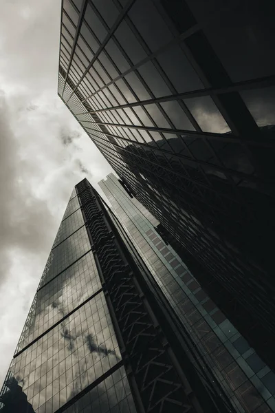 Una Toma Ángulo Bajo Edificios Modernos Altos Contra Cielo Nublado — Foto de Stock