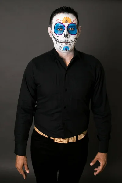 死んだ休日の伝統的な日のための化粧を身に着けている若いヒスパニック系の男性 — ストック写真