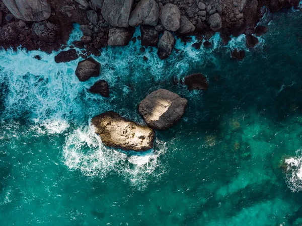 在西班牙马略卡岛 阳光灿烂的一天 美丽的海景和高高的岩石 — 图库照片