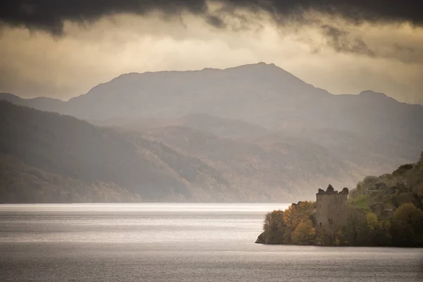 Vacker Bild Urquharts Slott Loch Ness Den Molniga Himlen — Stockfoto