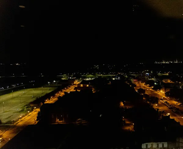Ein Schöner Nächtlicher Blick Auf Ein Beleuchtetes Stadtbild — Stockfoto