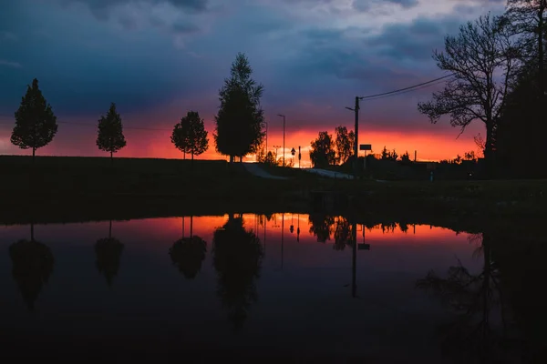 Reflexos Das Árvores Circundantes Céu Pôr Sol Lago — Fotografia de Stock