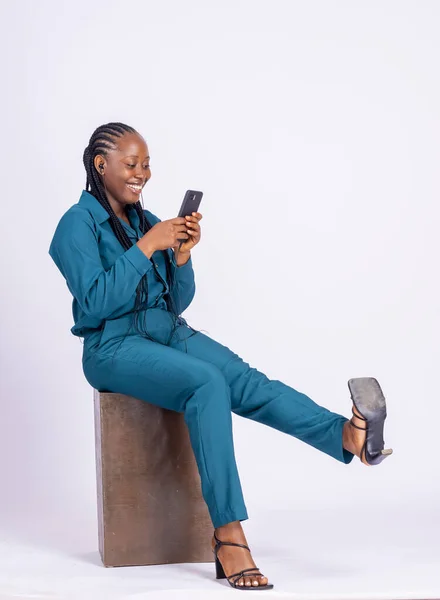 一个年轻的快乐的非洲女人 带着智能手机 背景是白色的 — 图库照片