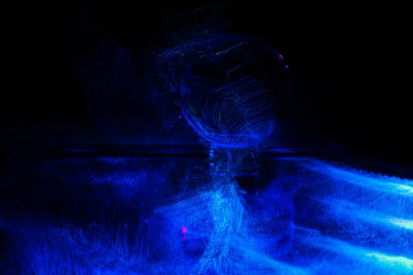暗い背景に青いライトの輝くクリスタルボールのクローズアップショット — ストック写真