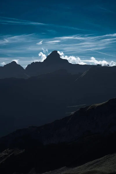 Silueta Horského Hřebene Pozadí Temné Zatažené Oblohy Nebelhornbahn Stanice Seealpe — Stock fotografie