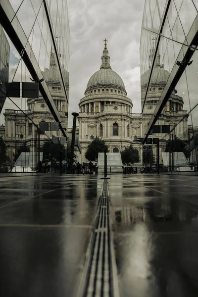 在英国 圣保罗大教堂在阴天的雨天 — 图库照片