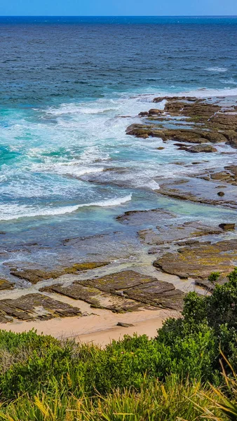 Plano Vertical Una Hermosa Playa Con Formaciones Rocosas Junto Mar — Foto de Stock